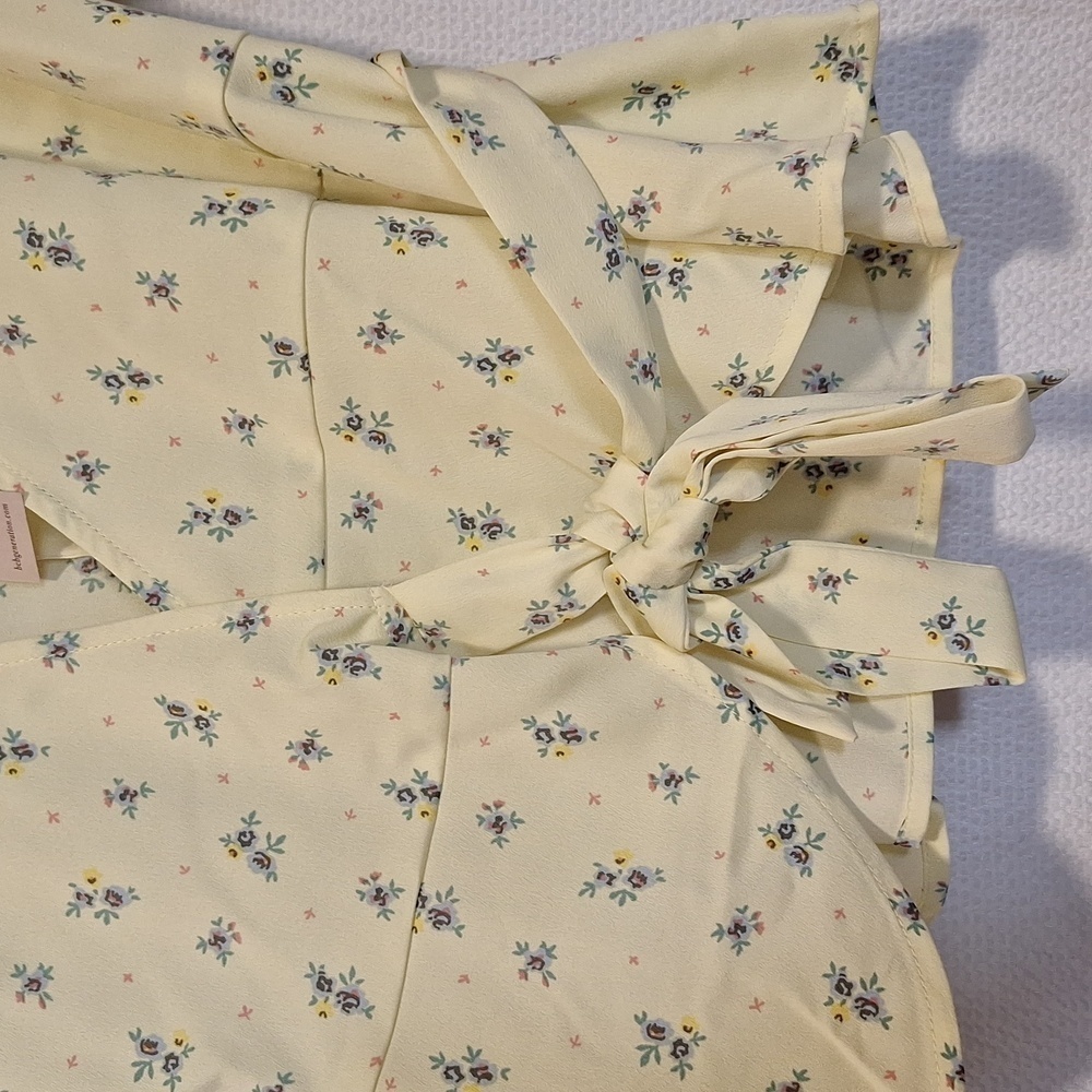 BCBGeneration Ditsy Floral , Wrap Top  size Medium.. NWT - Picture 8 of 12